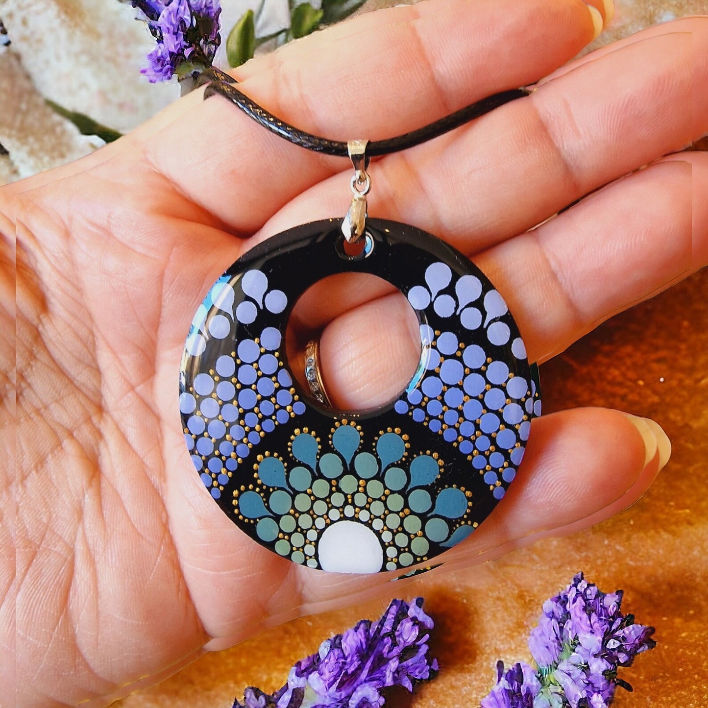 Collier en bois à trou mandala mauve et vert bleuté en pointillisme, bijoux personnalisés,  pièce unique (Copie)