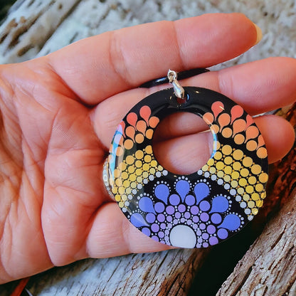 Collier en bois à trou mandala orangé et mauve en pointillisme, bijoux personnalisés,  pièce unique