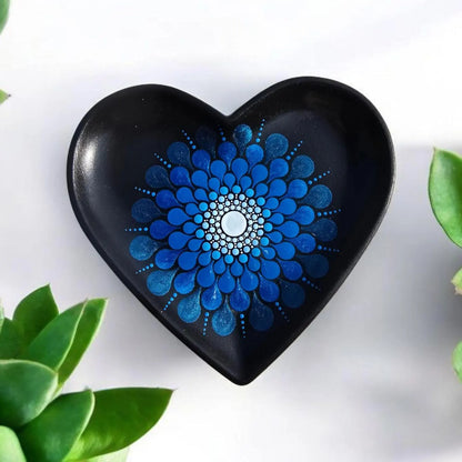 Coupelle noire en coeur mandala en pointillisme bleu