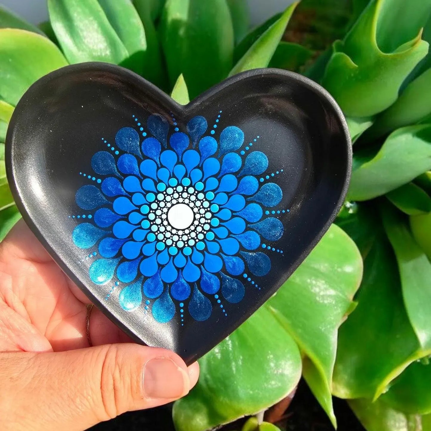 Coupelle noire en coeur mandala en pointillisme bleu