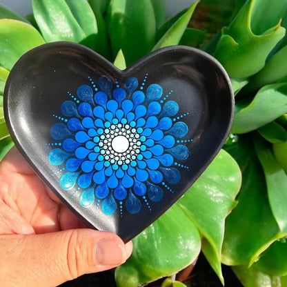 Coupelle noire en coeur mandala en pointillisme bleu