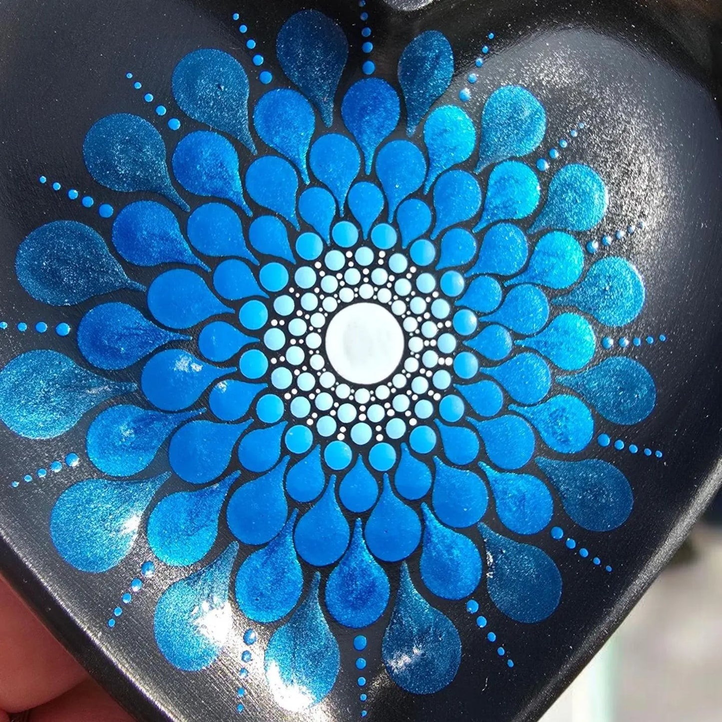 Coupelle noire en coeur mandala en pointillisme bleu