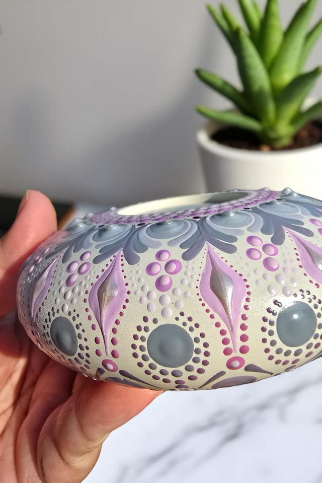 Bougeoir mandala en plâtre – Peint à la main blanc gris et rose
