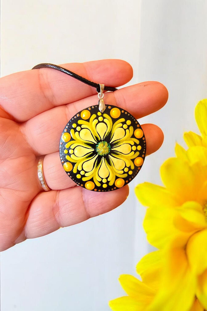 Collier en bois orange et jaune mandala pointillisme