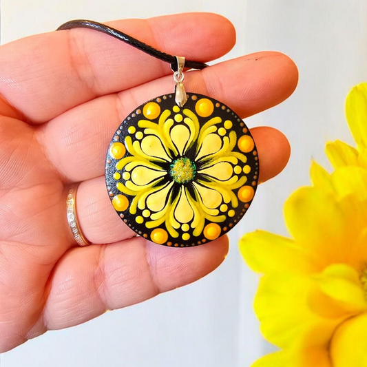 Collier en bois mandala orange et jaune