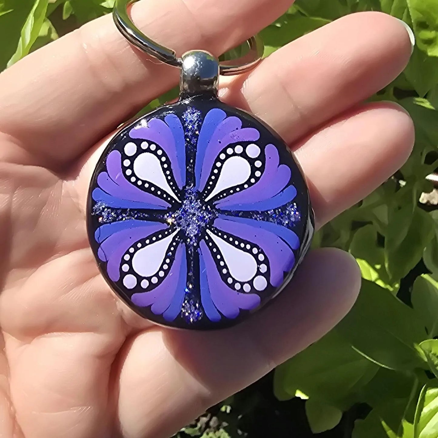Porte-clés rond mandala peint recto verso violet pailleté