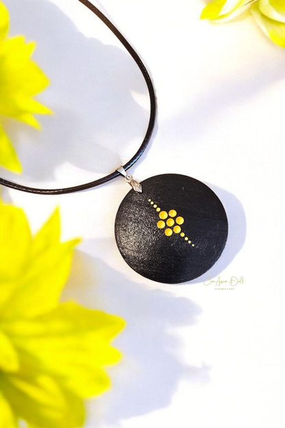 Collier en bois orange et jaune mandala pointillisme