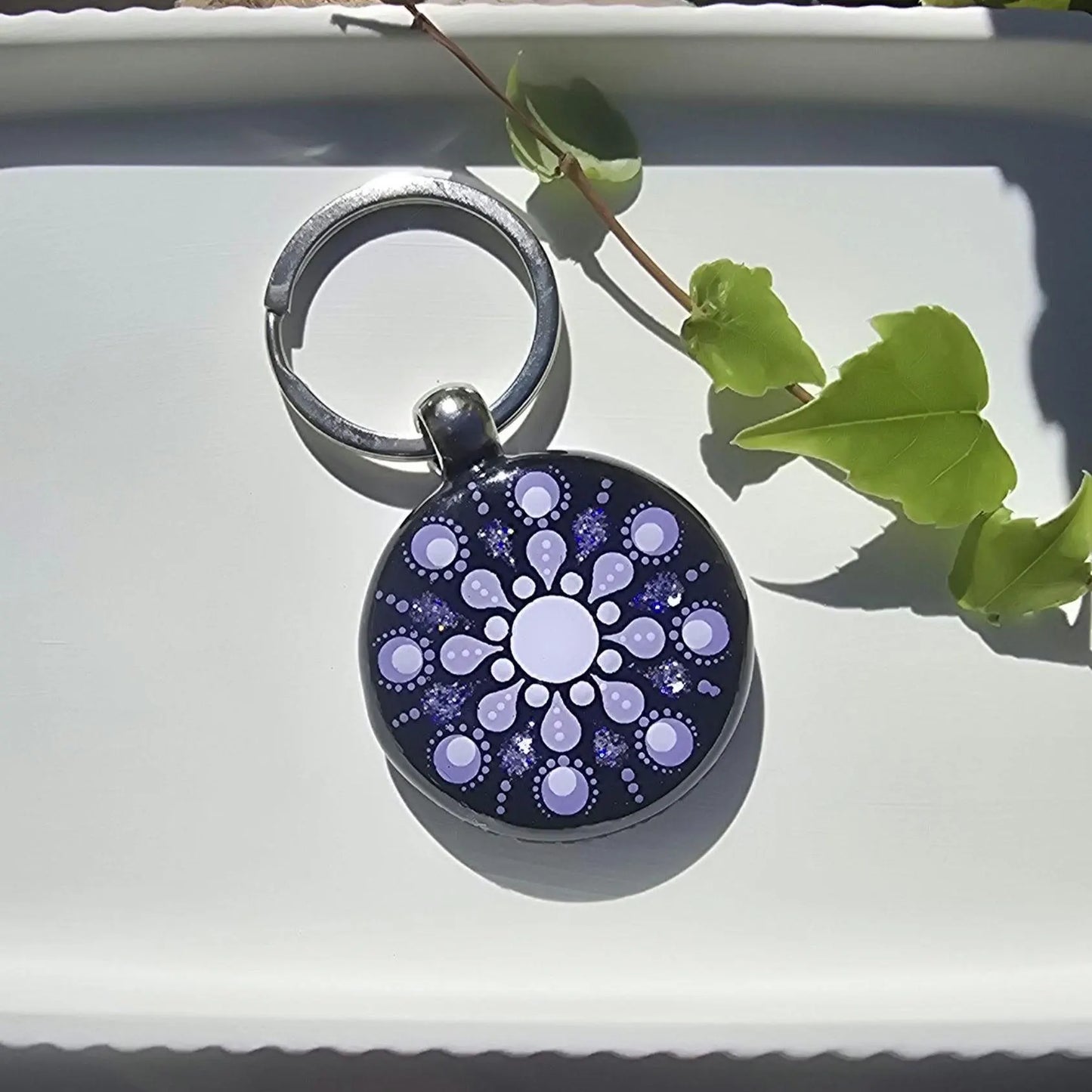 Porte-clés rond mandala peint recto verso violet pailleté