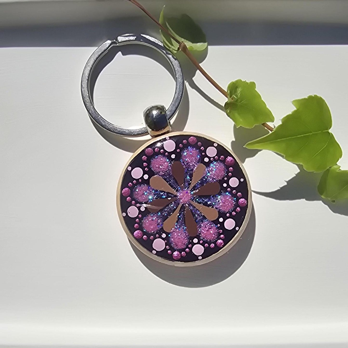 Porte-clés rond mandala peint recto verso rose pailleté et marron