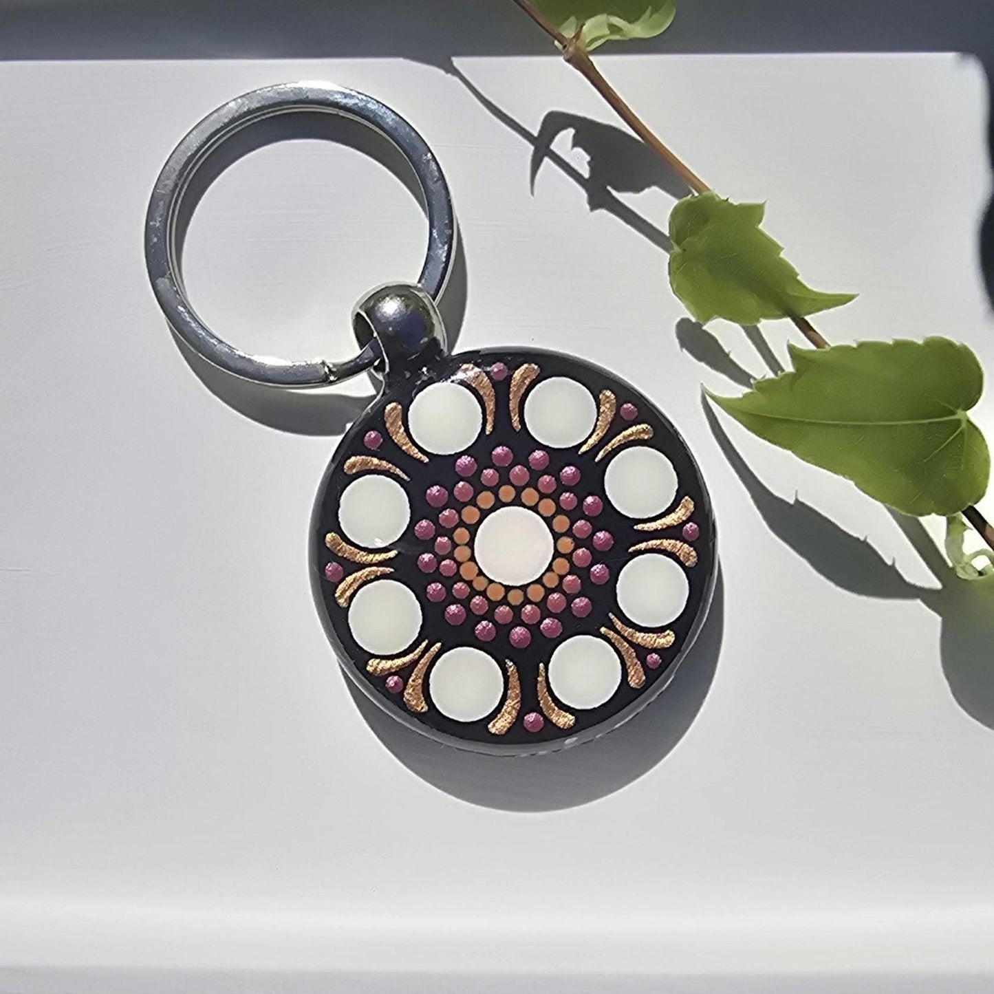 Porte-clés rond mandala peint recto verso terre cuite, fuchsia métallisé, crème et cuivré