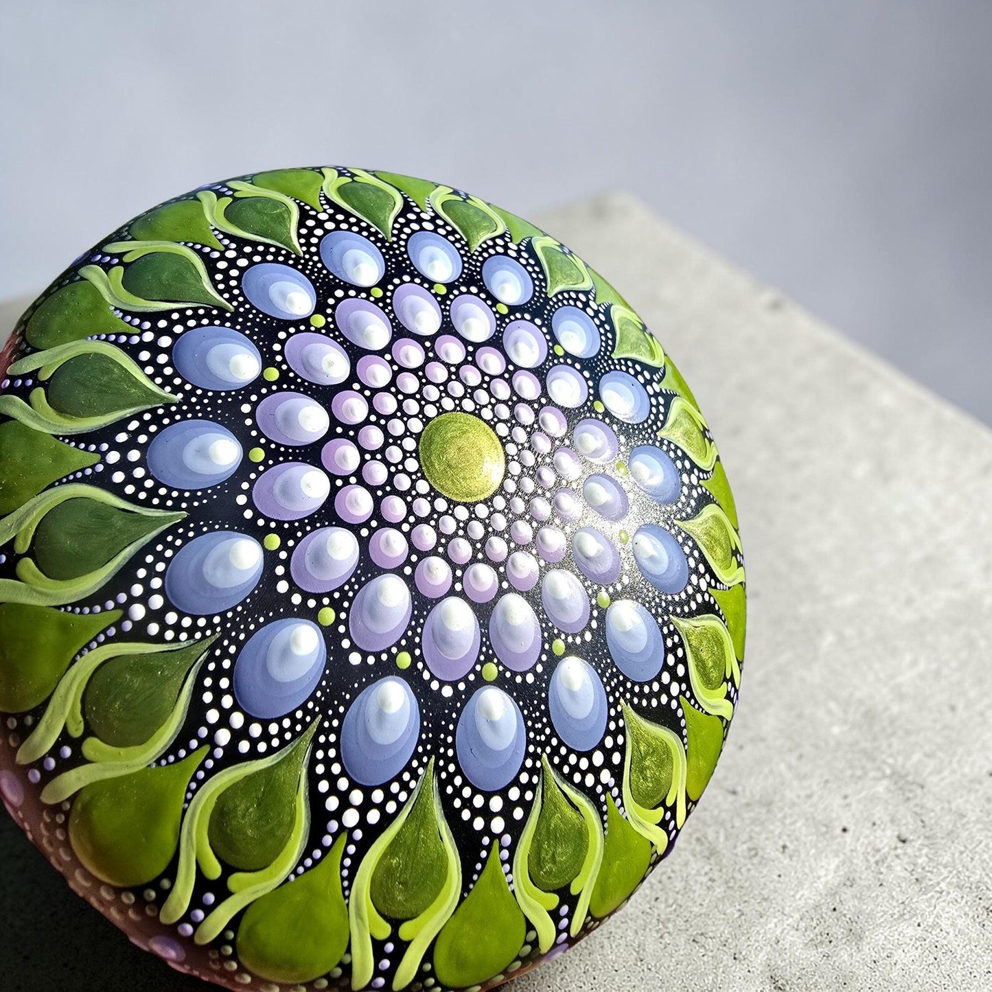 Grande pierre mandala en pointillisme bronze et mauve