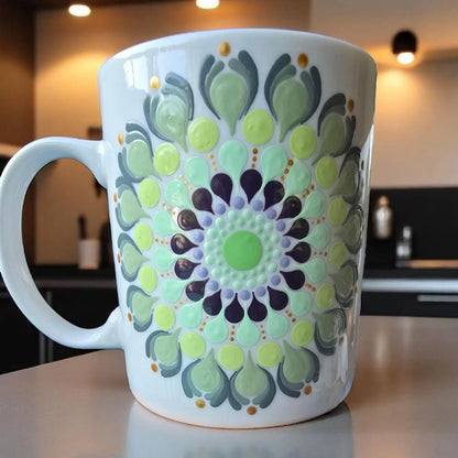 Mug mandala pointillisme vert et prune - Tasse à café ou thé en céramique blanche brillante – Cadeau zen et relaxant