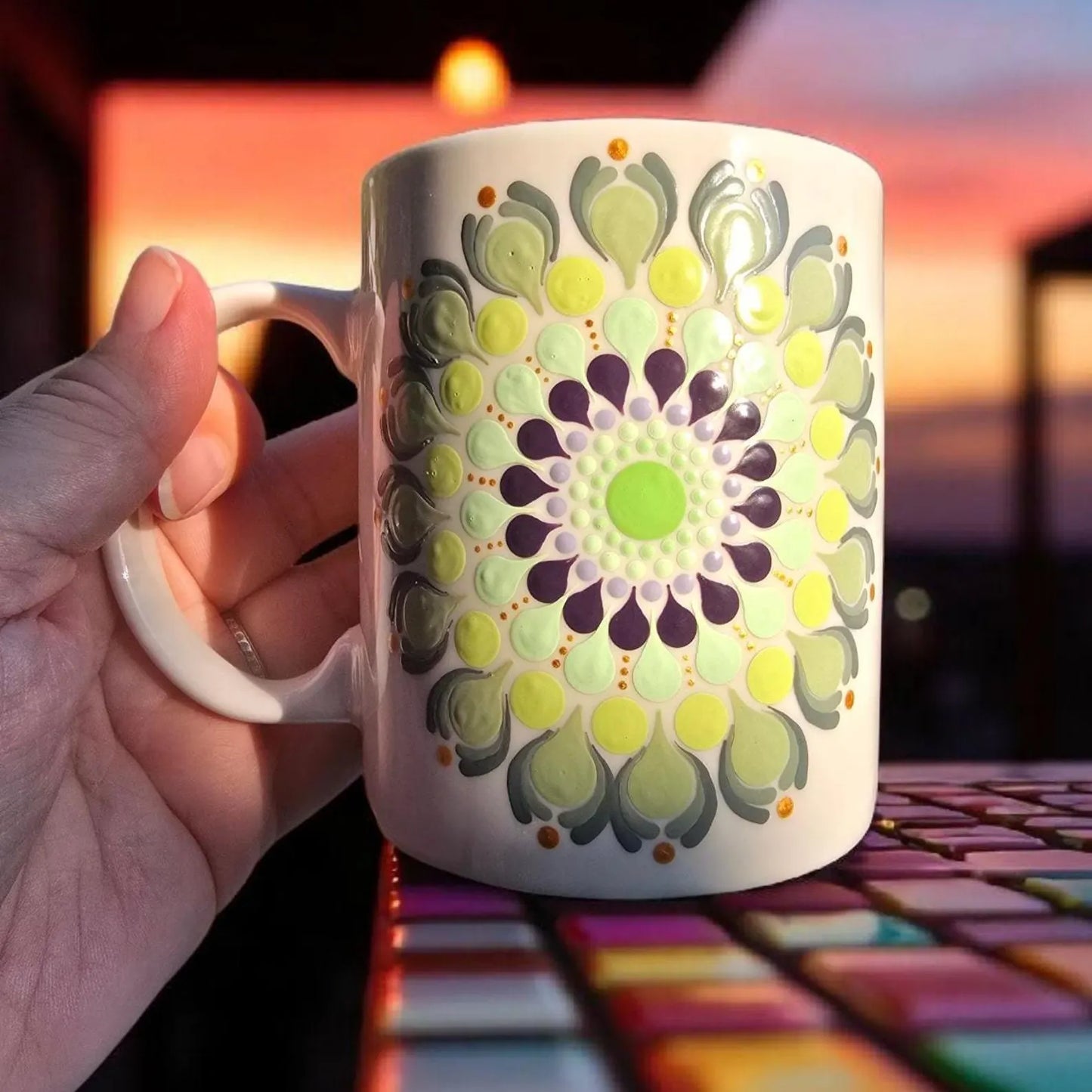 Mug mandala pointillisme vert et prune - Tasse à café ou thé en céramique blanche brillante – Cadeau zen et relaxant