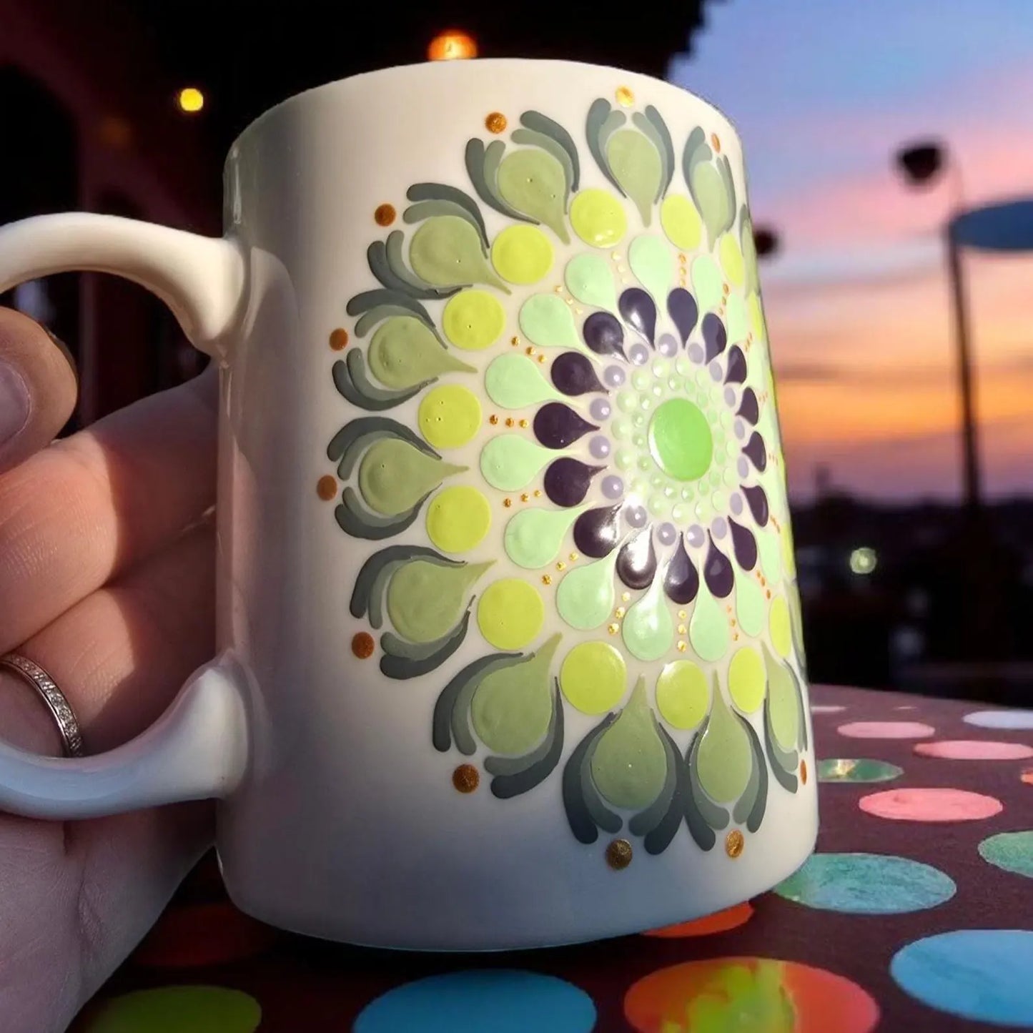 Mug mandala pointillisme vert et prune - Tasse à café ou thé en céramique blanche brillante – Cadeau zen et relaxant