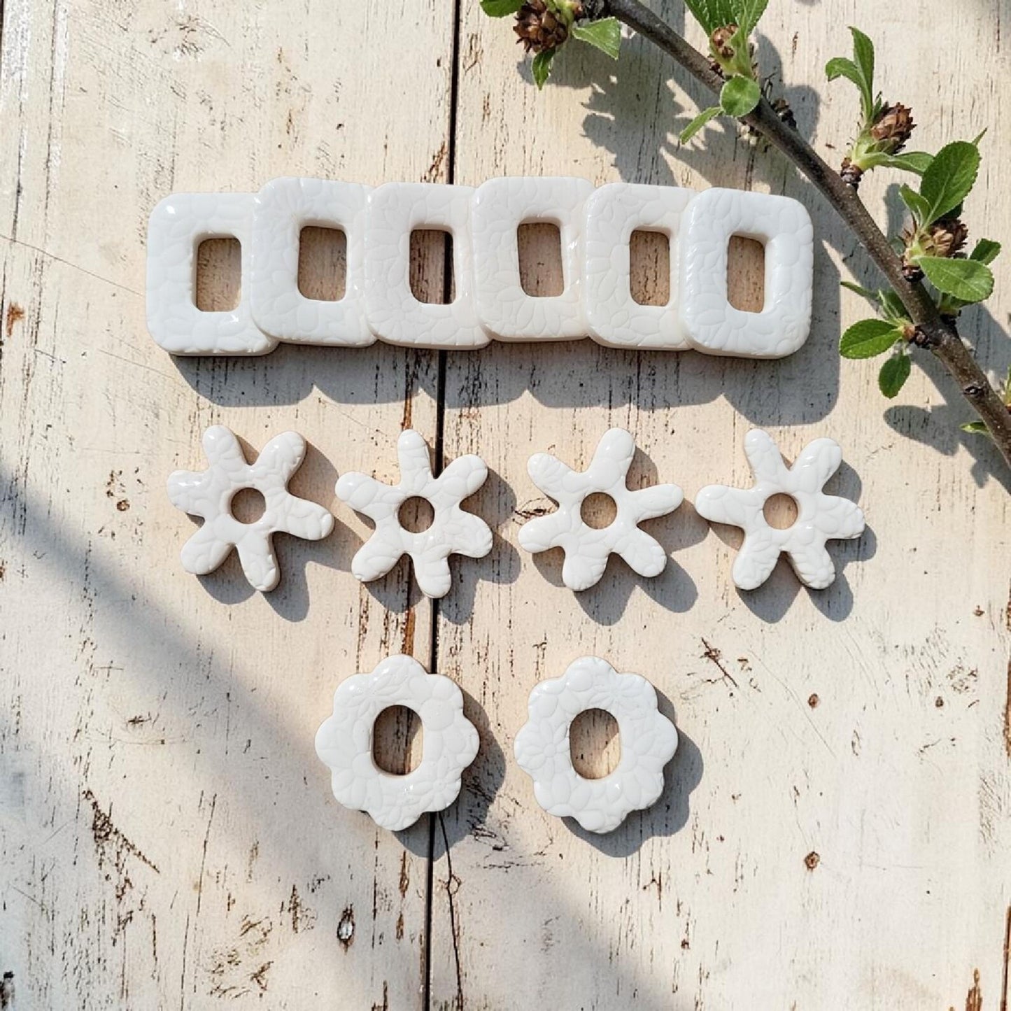 Pampilles blanches avec marquage floral en pâte polymère  - fait main