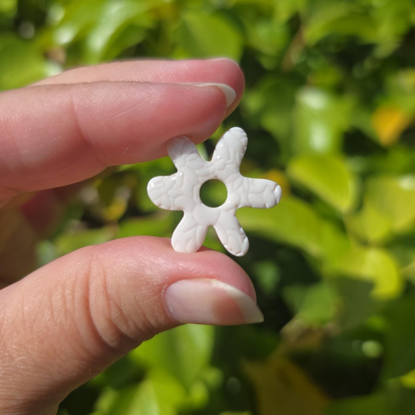 Pampilles blanches avec marquage floral en pâte polymère  - fait main