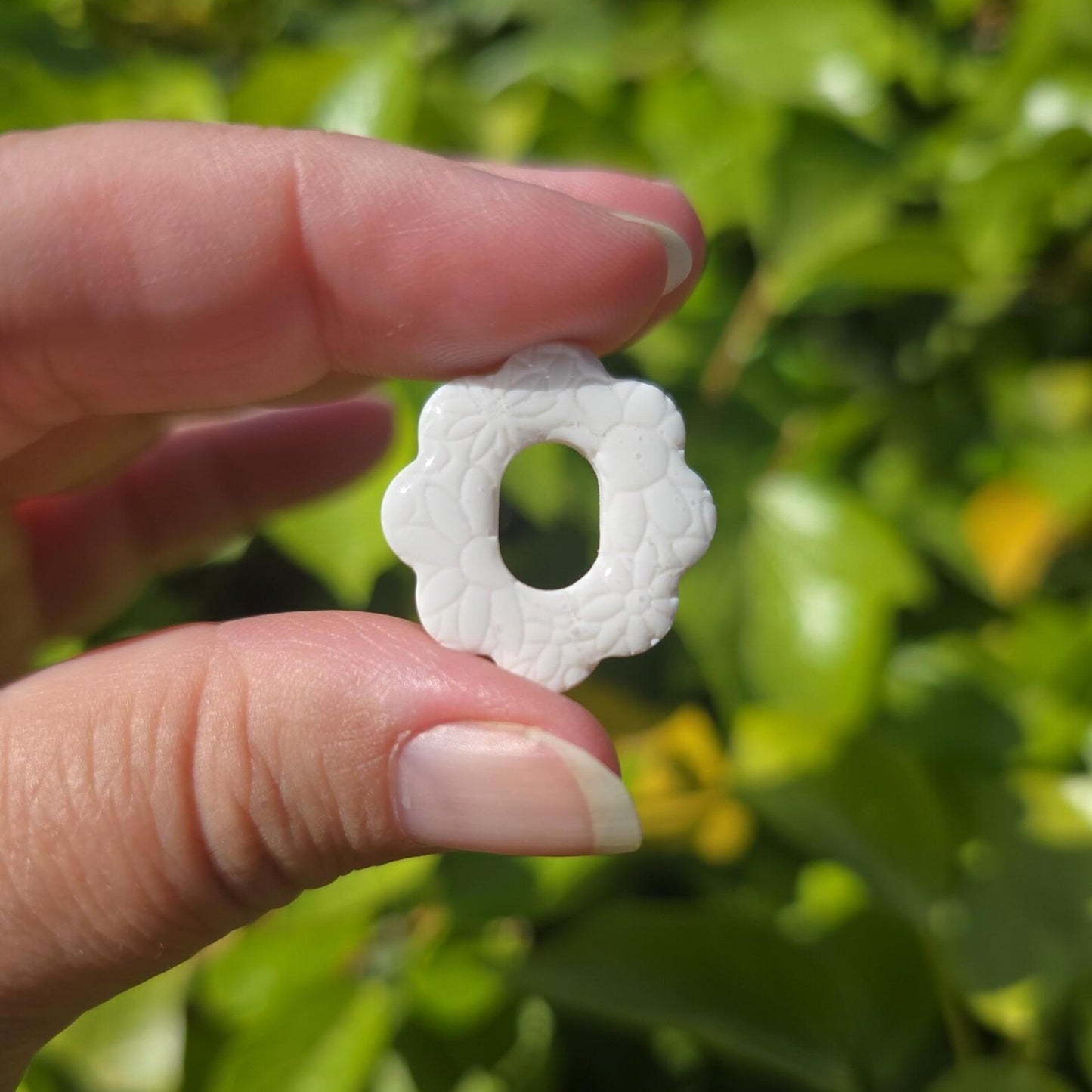 Pampilles blanches avec marquage floral en pâte polymère  - fait main
