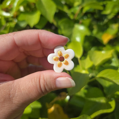 Pampilles fleur blanche et doré - Bijoux artisanaux en argile polymère