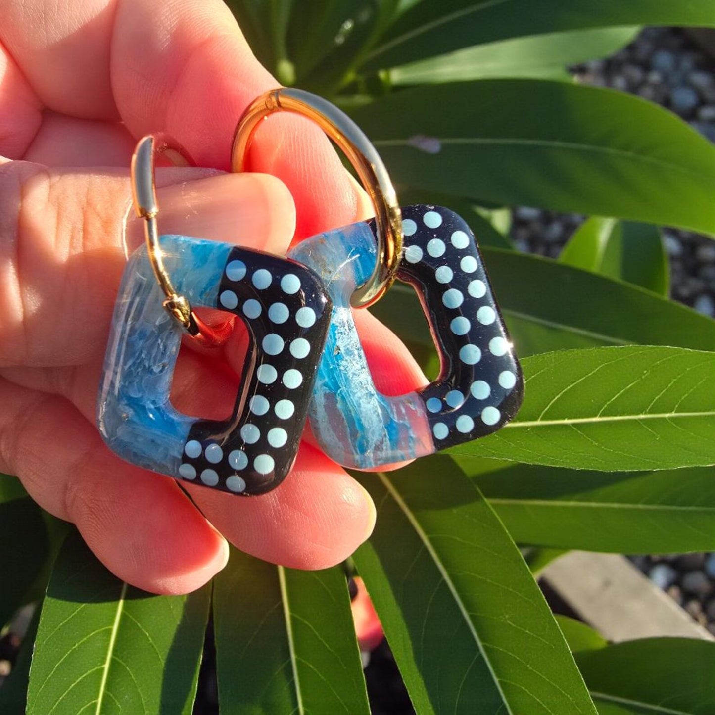 Pampilles rectangulaires en pâte polymère – bleu marbré et noir pointillisme bleu