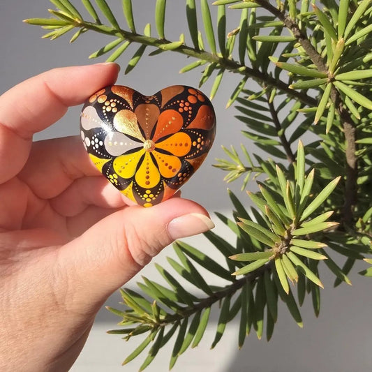 Petit coeur mandala en pointillisme orangé