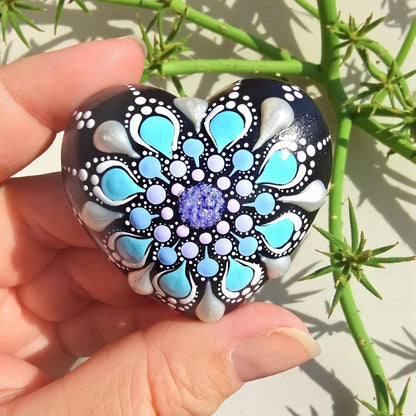 Petit coeur mandala en pointillisme violet pailleté, bleu et blanc nacré