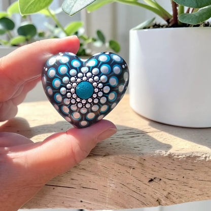 Petit coeur mandala en pointillisme bleu métallisé et blanc nacré – Pierre Méditation Fait Main