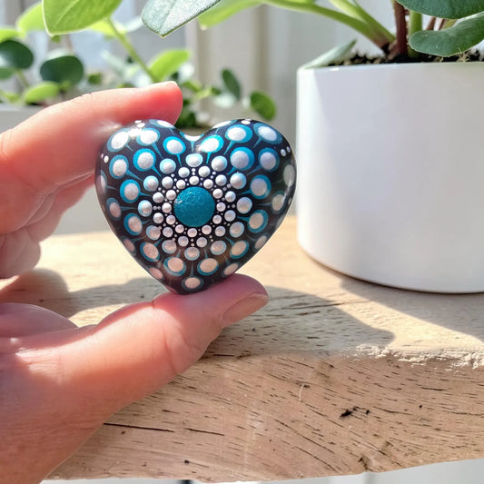 Petit coeur mandala en pointillisme bleu métallisé et blanc nacré – Pierre Méditation Fait Main