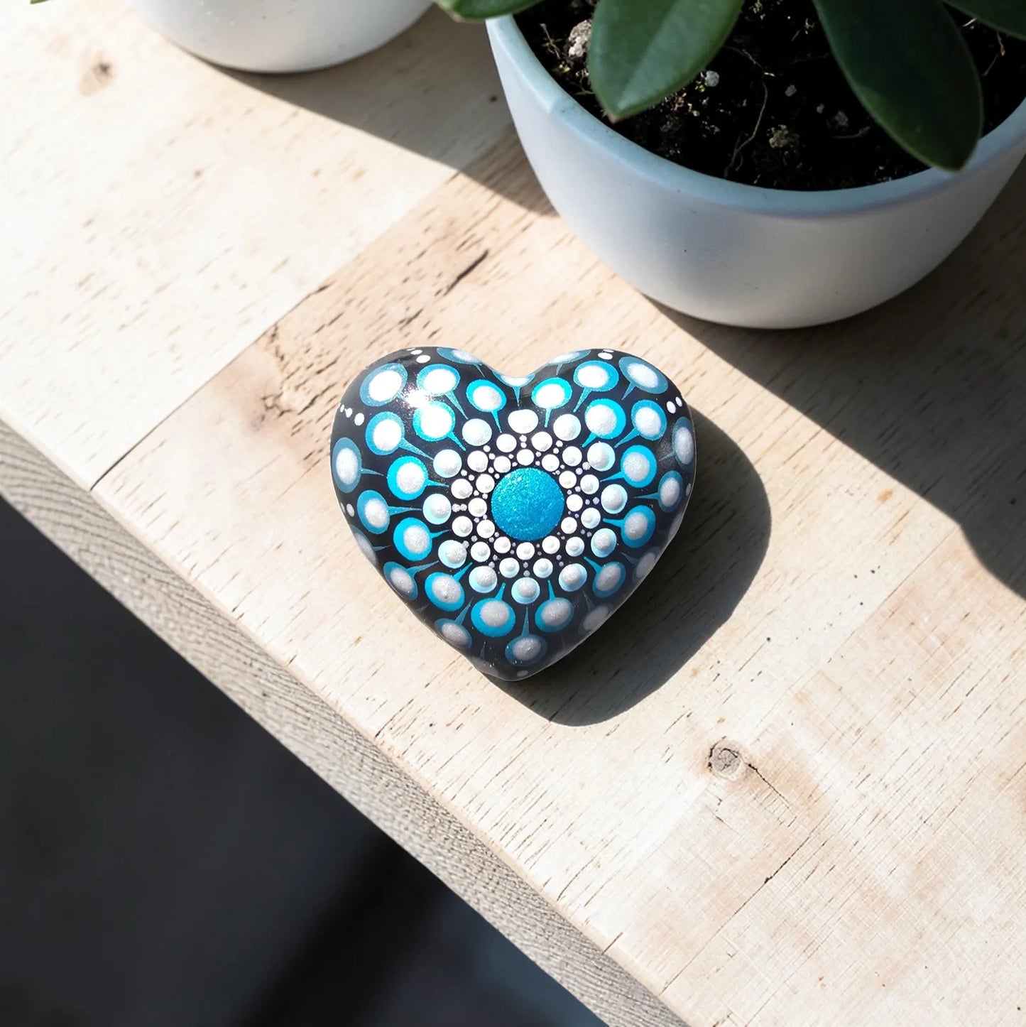 Petit coeur mandala en pointillisme bleu métallisé et blanc nacré – Pierre Méditation Fait Main