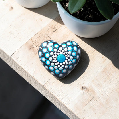 Petit coeur mandala en pointillisme bleu métallisé et blanc nacré – Pierre Méditation Fait Main