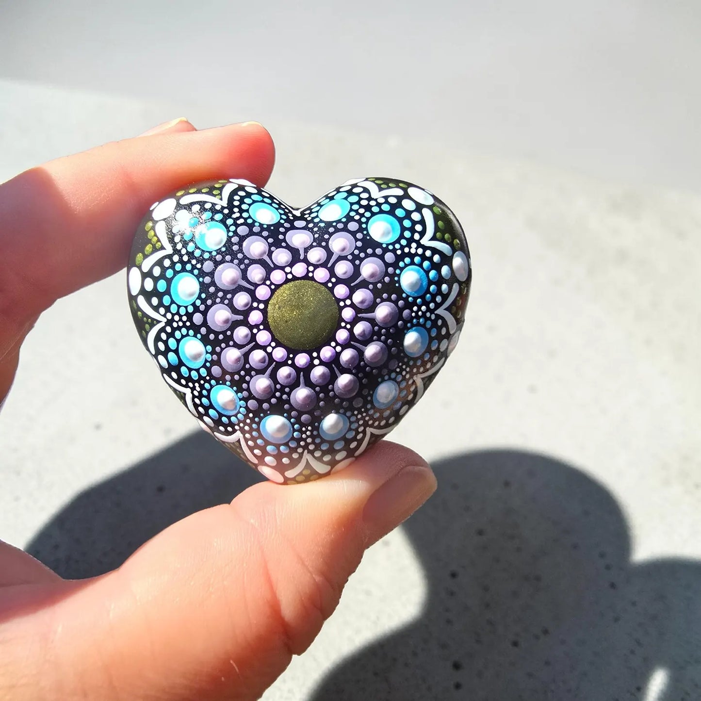 Petit coeur mandala en pointillisme bronze, mauve et bleu – Pierre Méditation Fait Main