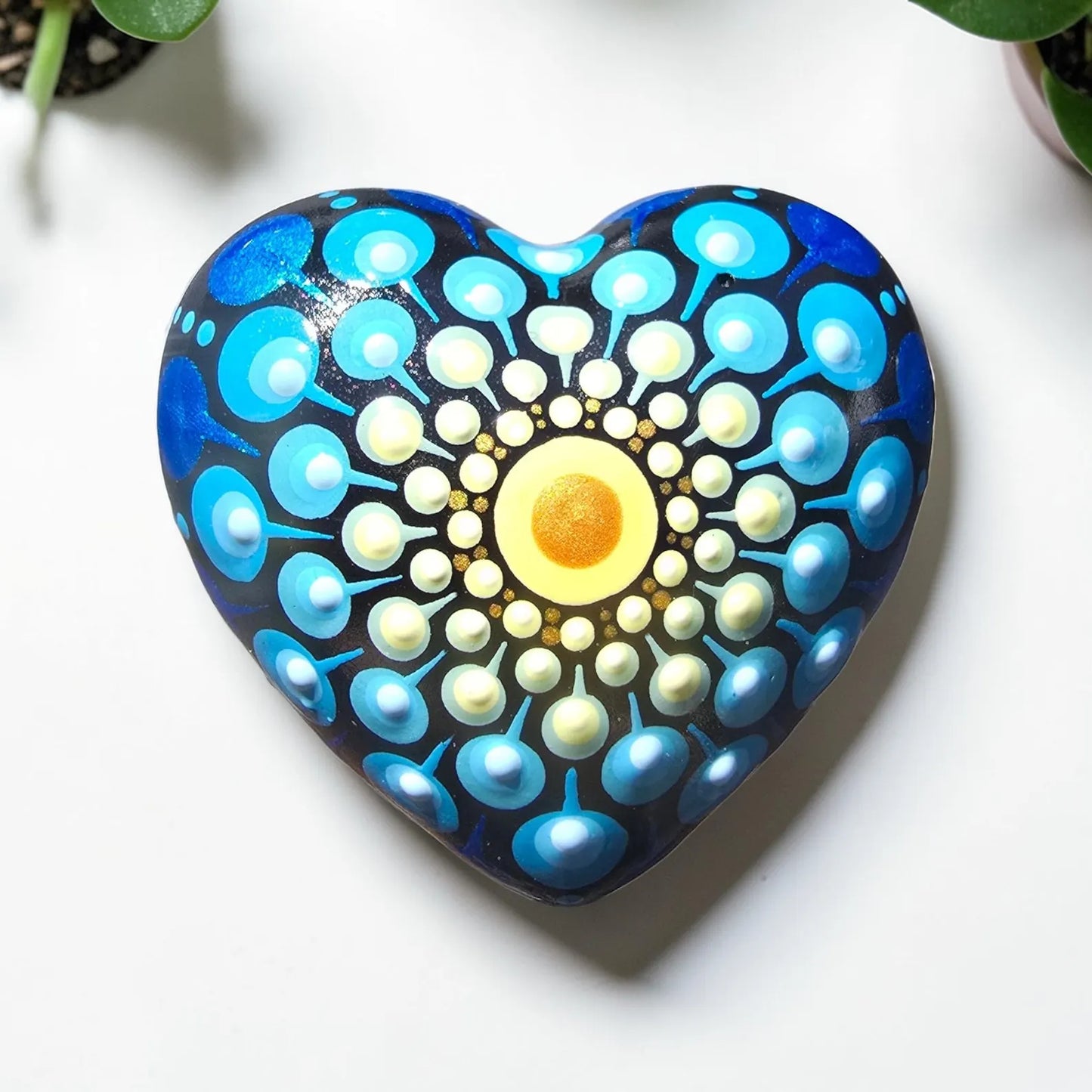 Petit coeur mandala en pointillisme doré, jaune, vert et bleu – Pierre Méditation Fait Main