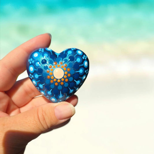 Petit coeur mandala bleu et creme en plâtre résine