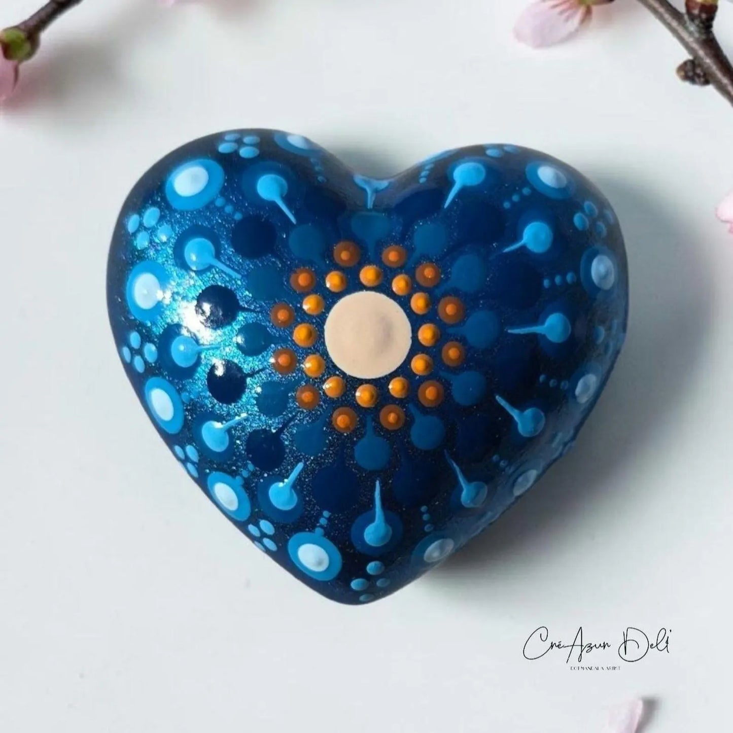 Petit coeur mandala bleu et creme en plâtre résine