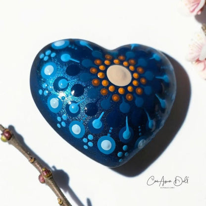 Petit coeur mandala bleu et creme en plâtre résine