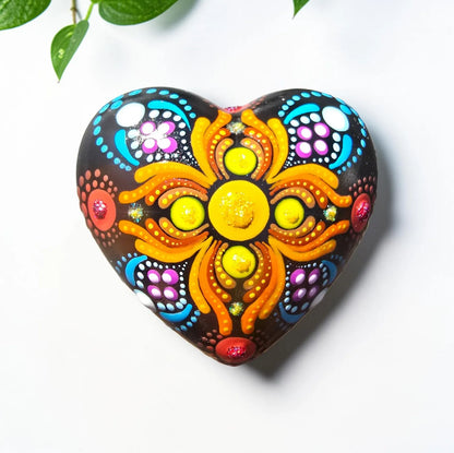 Petit coeur mandala en pointillisme multicolore – Pierre Méditation Fait Main