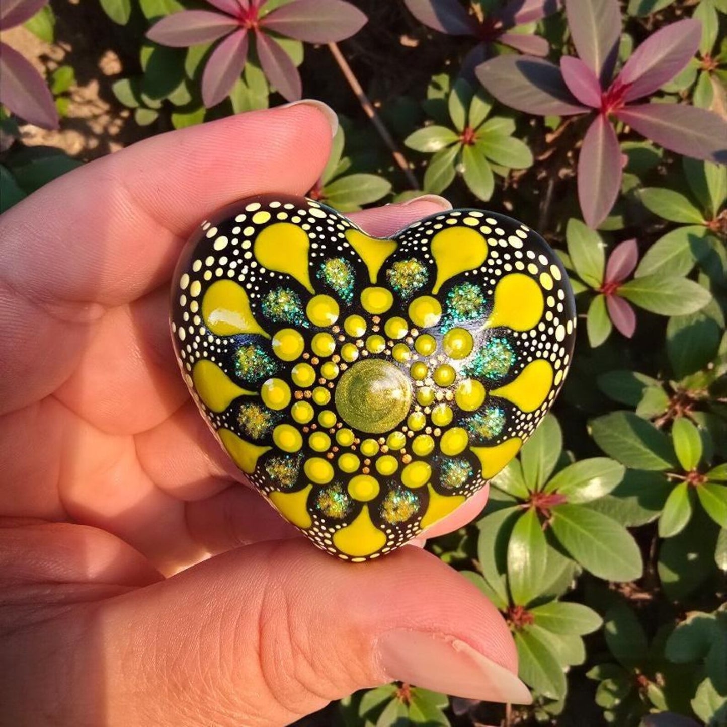 Petit Cœur Mandala Pointillisme Vert Jaune Pailleté Doré – Pierre Méditation