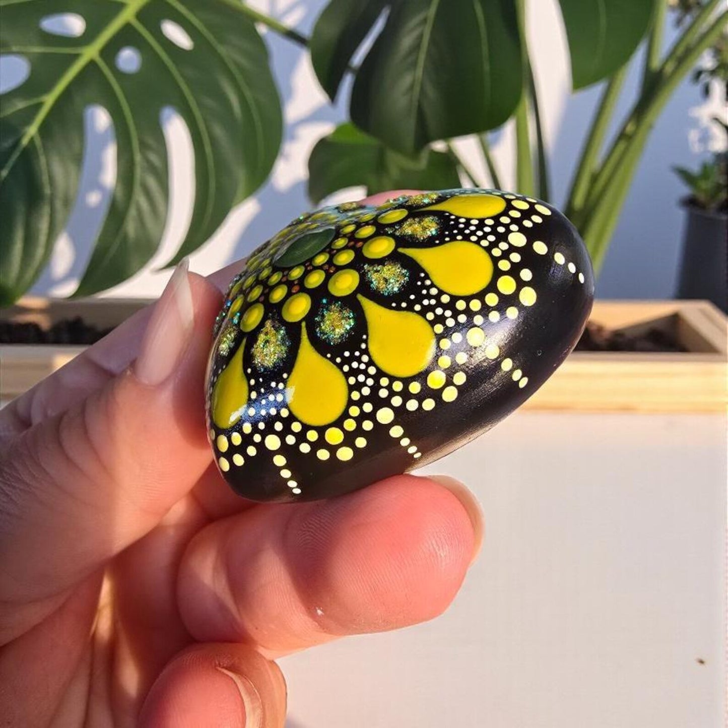 Petit Cœur Mandala Pointillisme Vert Jaune Pailleté Doré – Pierre Méditation