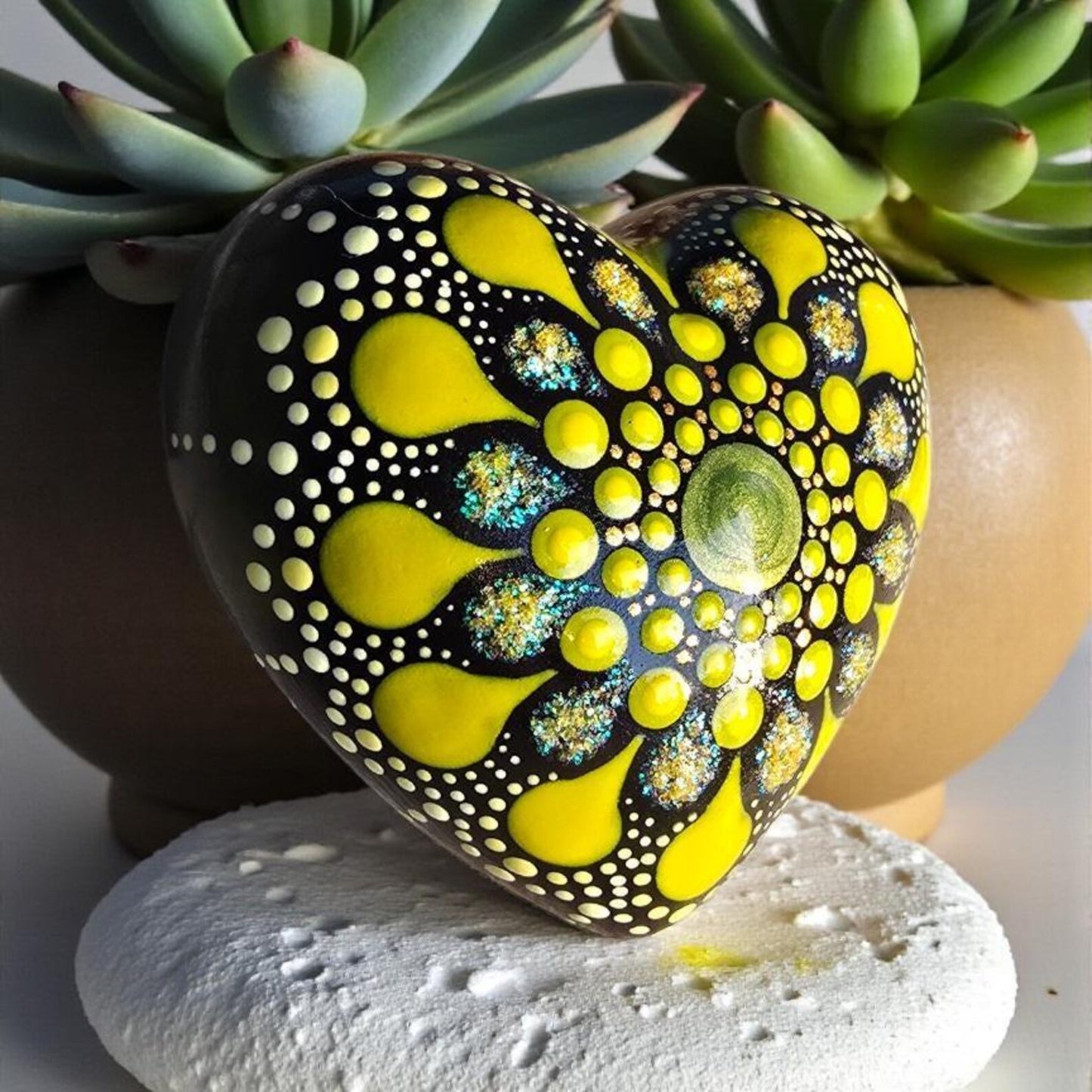 Petit Cœur Mandala Pointillisme Vert Jaune Pailleté Doré – Pierre Méditation