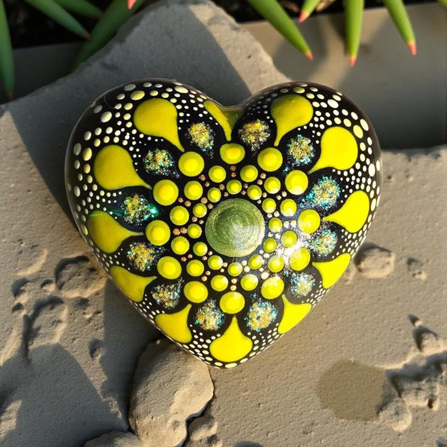 Petit Cœur Mandala Pointillisme Vert Jaune Pailleté Doré – Pierre Méditation