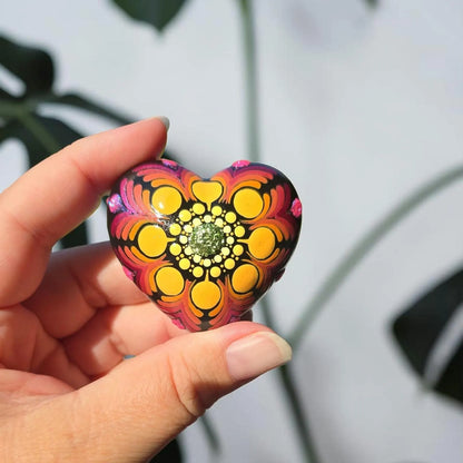 Petit coeur mandala orangé/fuchsia en plâtre résine