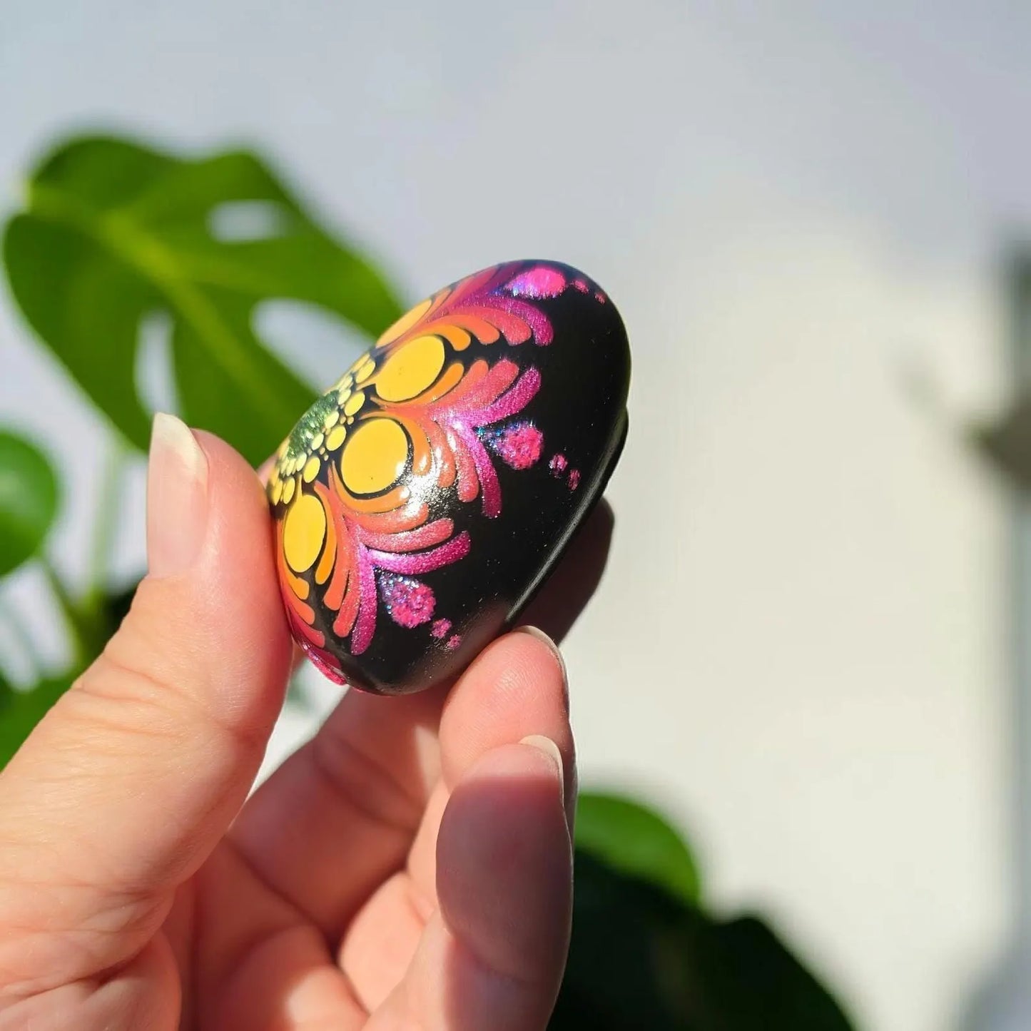 Petit coeur mandala orangé/fuchsia en plâtre résine