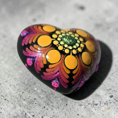 Petit coeur mandala orangé/fuchsia en plâtre résine