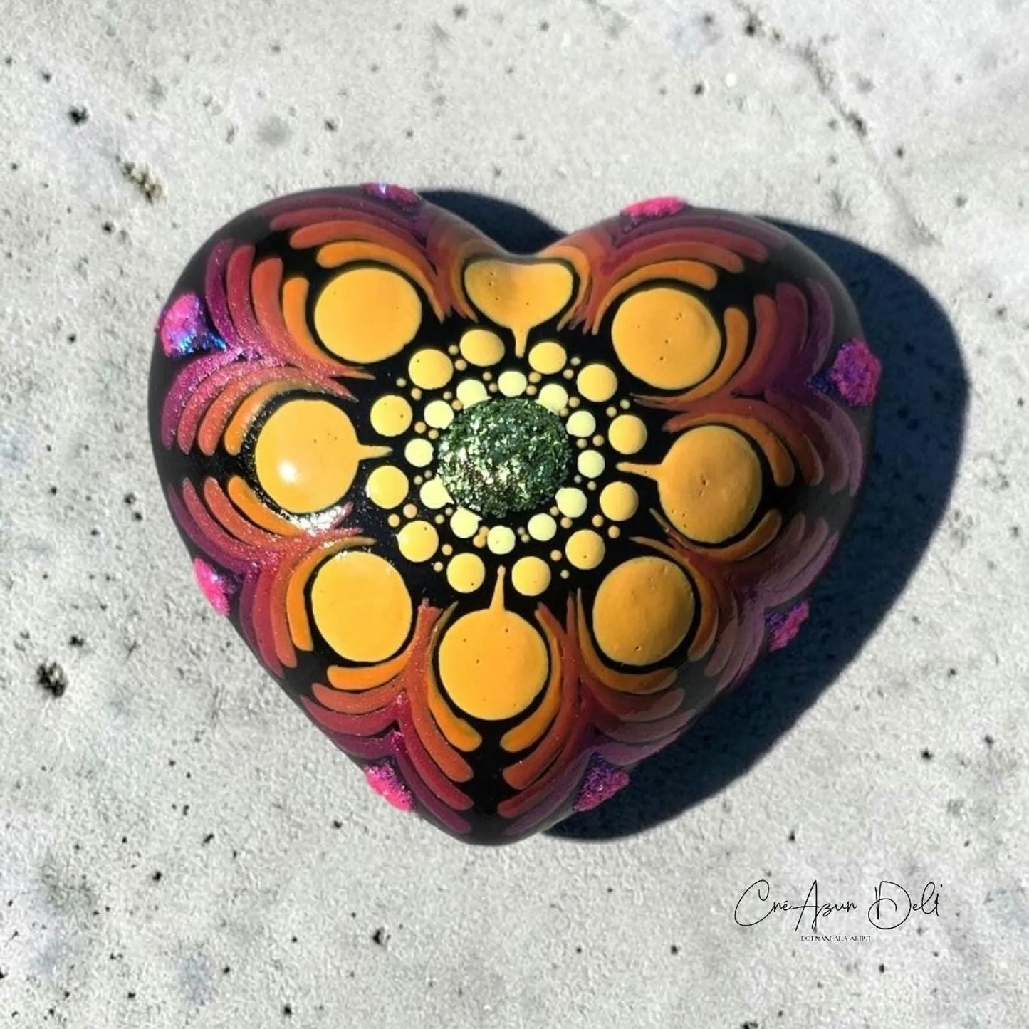 Petit coeur mandala orangé/fuchsia en plâtre résine