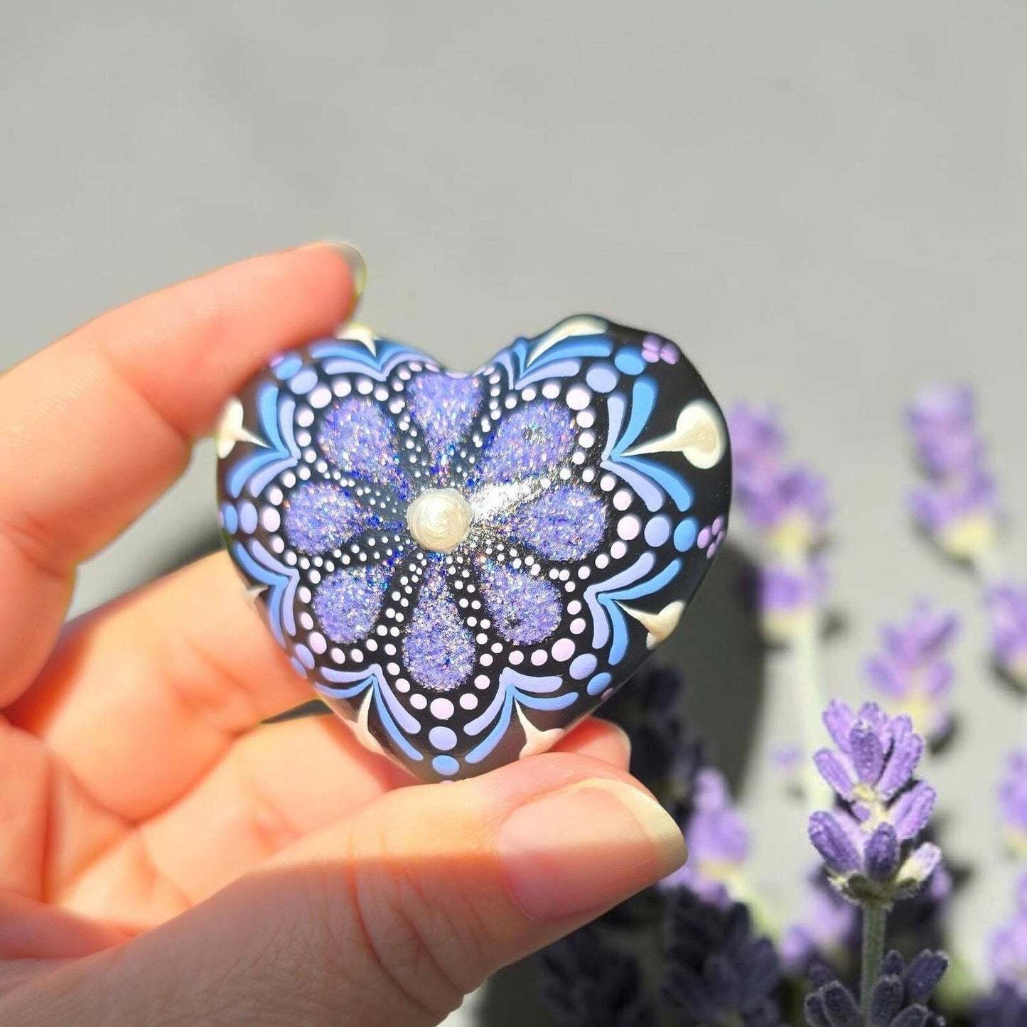 Petit coeur mandala violet pailleté et blanc nacré en plâtre résine