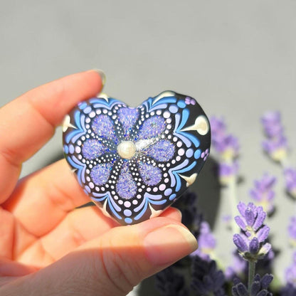 Petit coeur mandala violet pailleté et blanc nacré en plâtre résine
