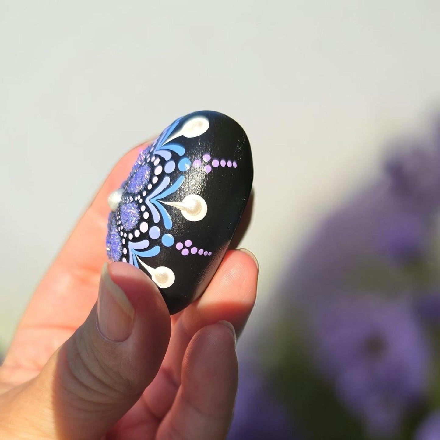 Petit coeur mandala violet pailleté et blanc nacré en plâtre résine