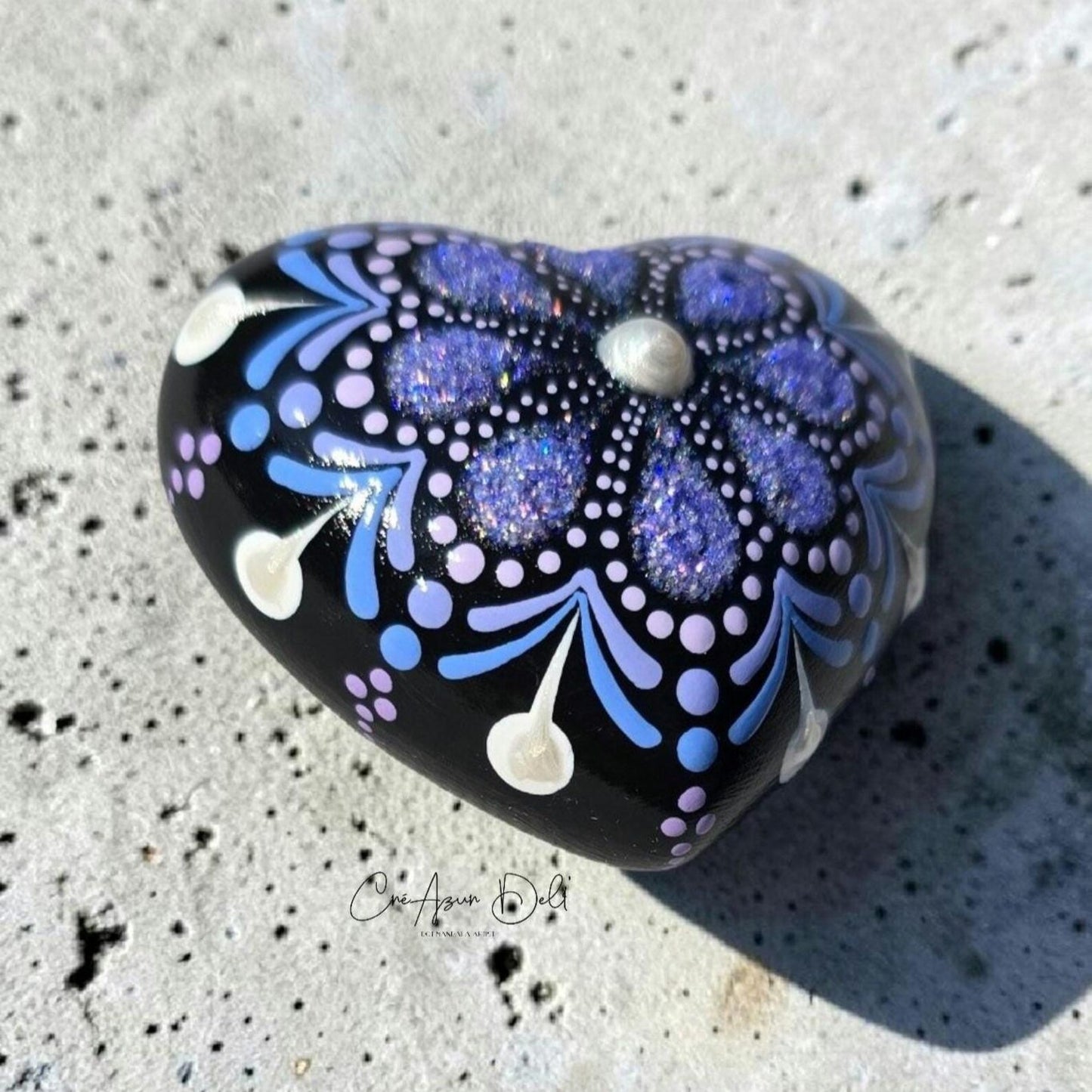 Petit coeur mandala violet pailleté et blanc nacré en plâtre résine
