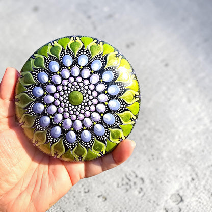 Pierre de méditation mandala bronze et mauve