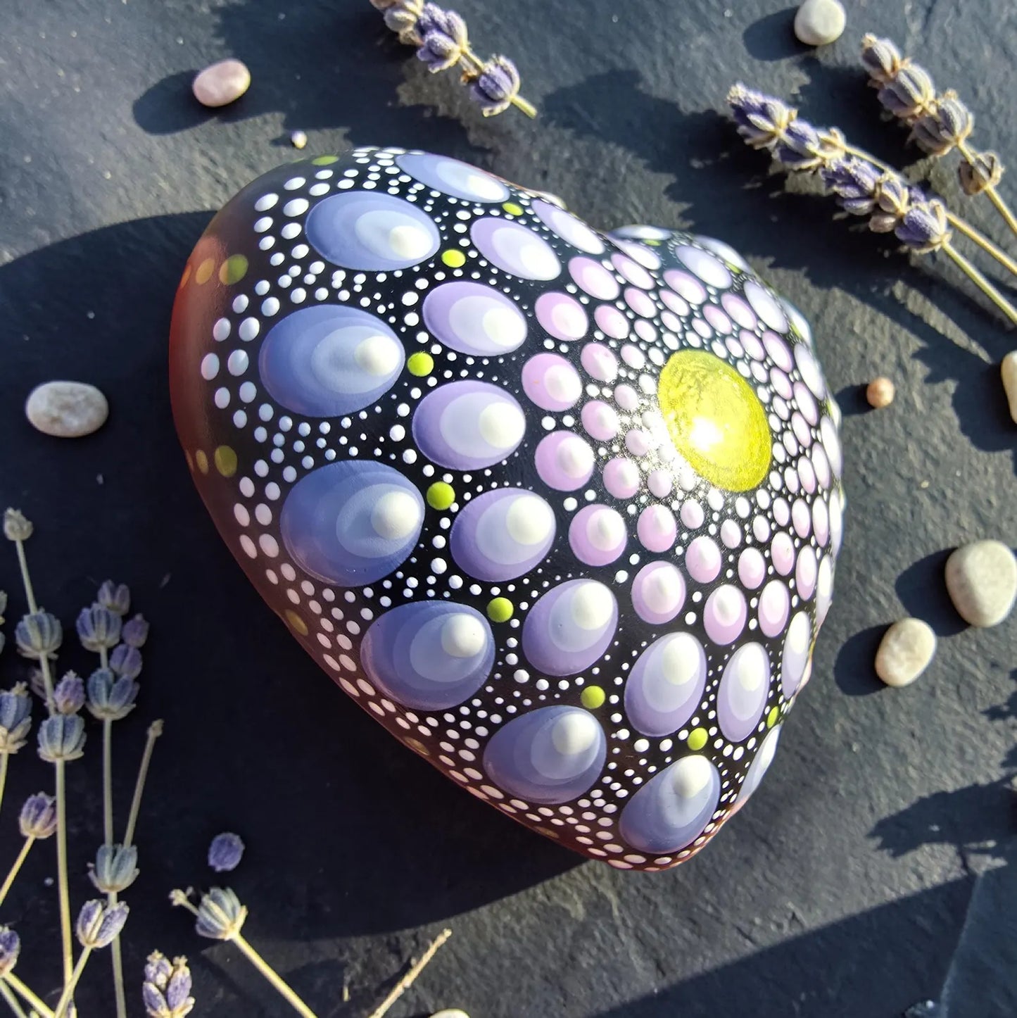 Pierre mandala en forme de cœur mandala bronze et mauve