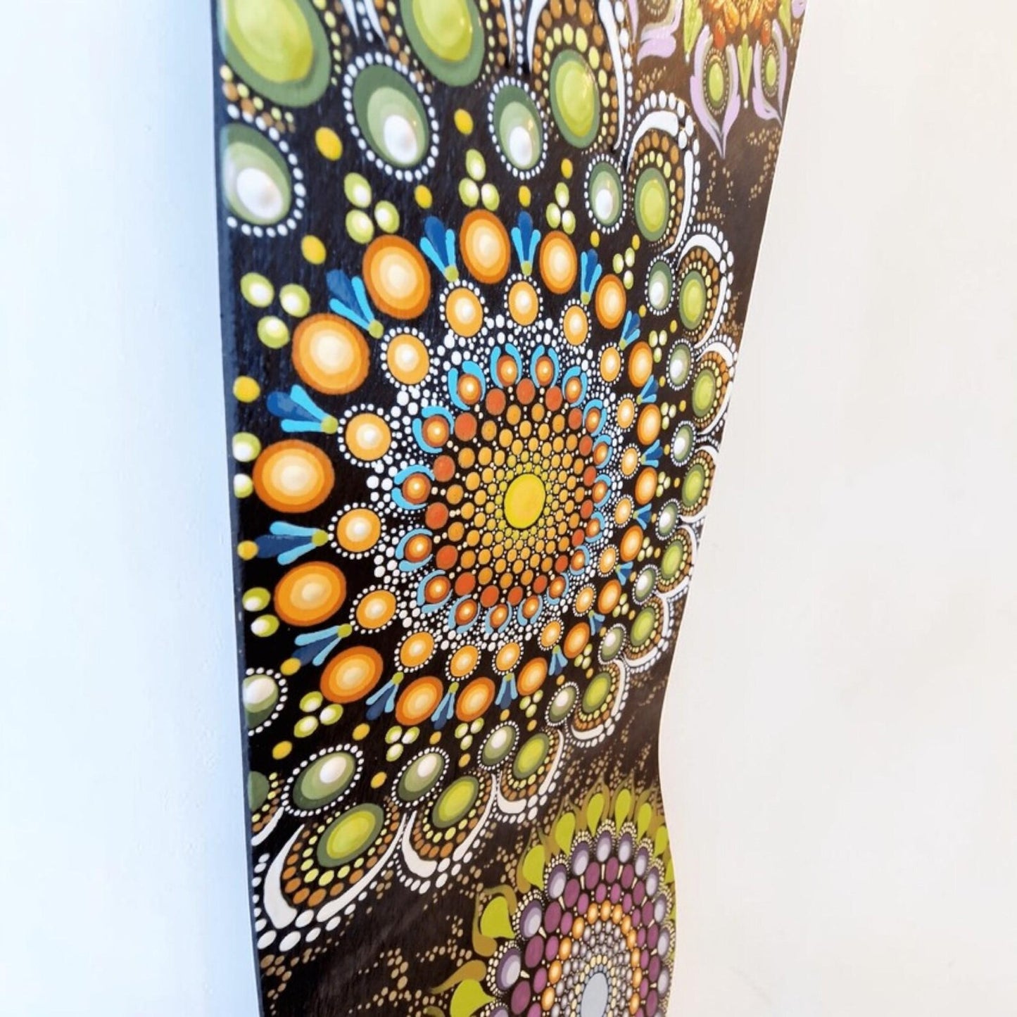 Planche skateboard décoratif à accrocher- mandala en pointillisme- Art mural peint à la main